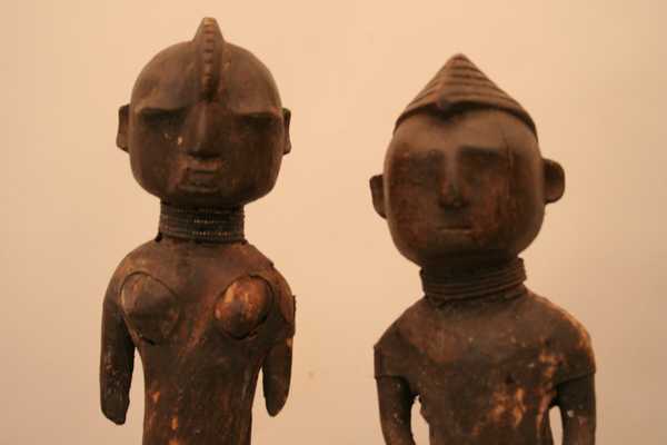 Zaramo(poupées), d`afrique : Tanzanie, statuette Zaramo(poupées), masque ancien africain Zaramo(poupées), art du Tanzanie - Art Africain, collection privées Belgique. Statue africaine de la tribu des Zaramo(poupées), provenant du Tanzanie, 1164/4377.Un couple de statuettes en bois
H.6Ocm.et 64cm.,recouvert de peau comme un débardeur par dessus les épaules et portant un pantalon en cuir par dessous. les statues portent des colliers de très fines perles autour du cou et autour des chevilles.Ces statues étaient données comme porte bonheur aux jeunes mariés.1ère moitié du 20eme sc.ils sont toujours par couple(pères blancs à Lille)Les ZARAMOS vivent en T&anzanie et la Région de DAR ESSALAM (Nafaya)

Een koppel houten beeldjes die gegeven worden als trouw geschenk om geluk te brengen.H.64cm. en 60cm..Ze rijn overtrokken met lederen vel en lederen broek en dragen fijne paleren halsnoeren aan de hals en de henkels. 1ste helft 20ste eeuw.Witte paters in  Rijsel.). art,culture,masque,statue,statuette,pot,ivoire,exposition,expo,masque original,masques,statues,statuettes,pots,expositions,expo,masques originaux,collectionneur d`art,art africain,culture africaine,masque africain,statue africaine,statuette africaine,pot africain,ivoire africain,exposition africain,expo africain,masque origina africainl,masques africains,statues africaines,statuettes africaines,pots africains,expositions africaines,expo africaines,masques originaux  africains,collectionneur d`art africain